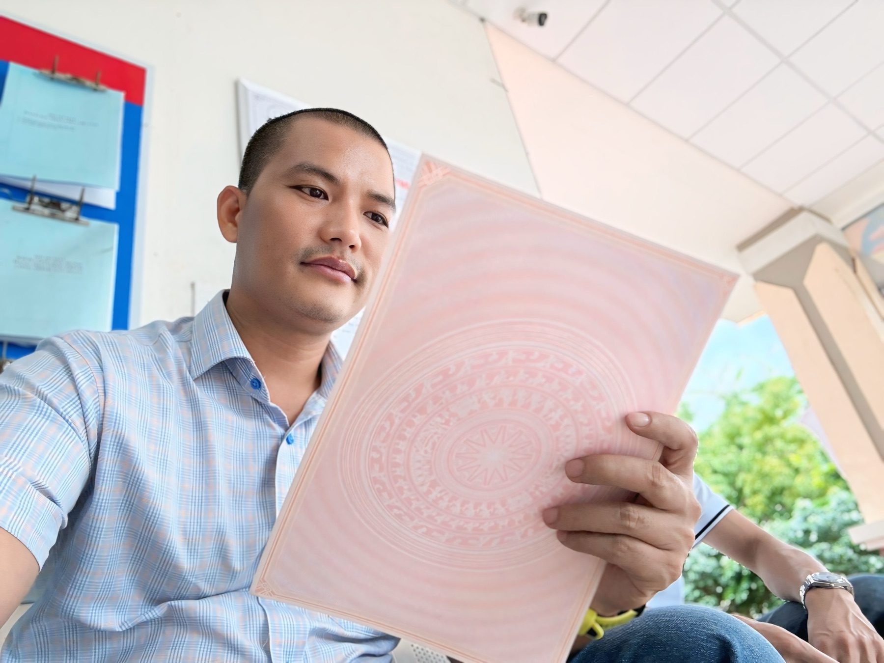 Nguyễn Văn Phú đọc sổ đỏ tại hiện trường