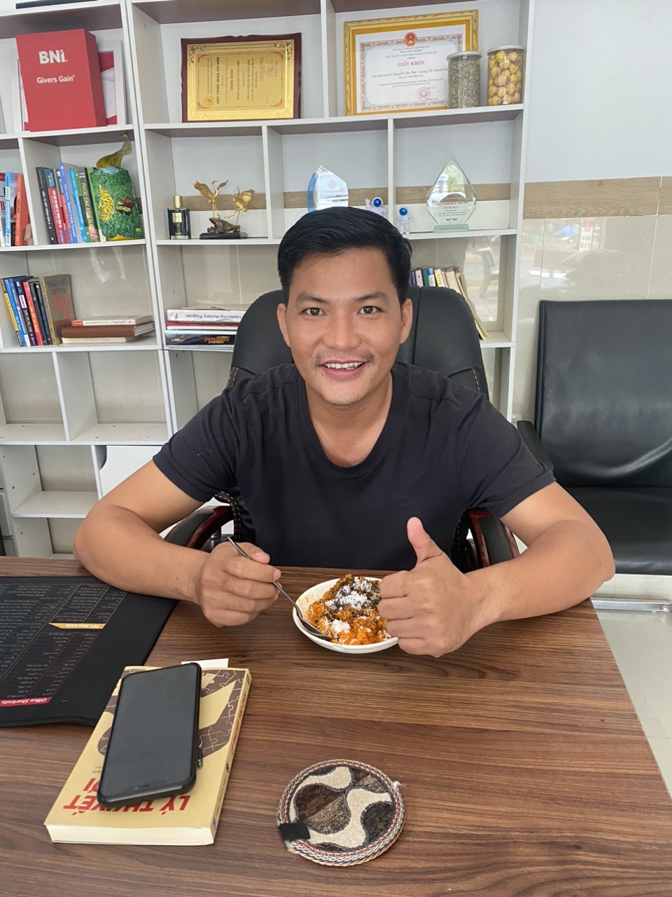 Nguyễn Văn Phú tại nơi làm việc